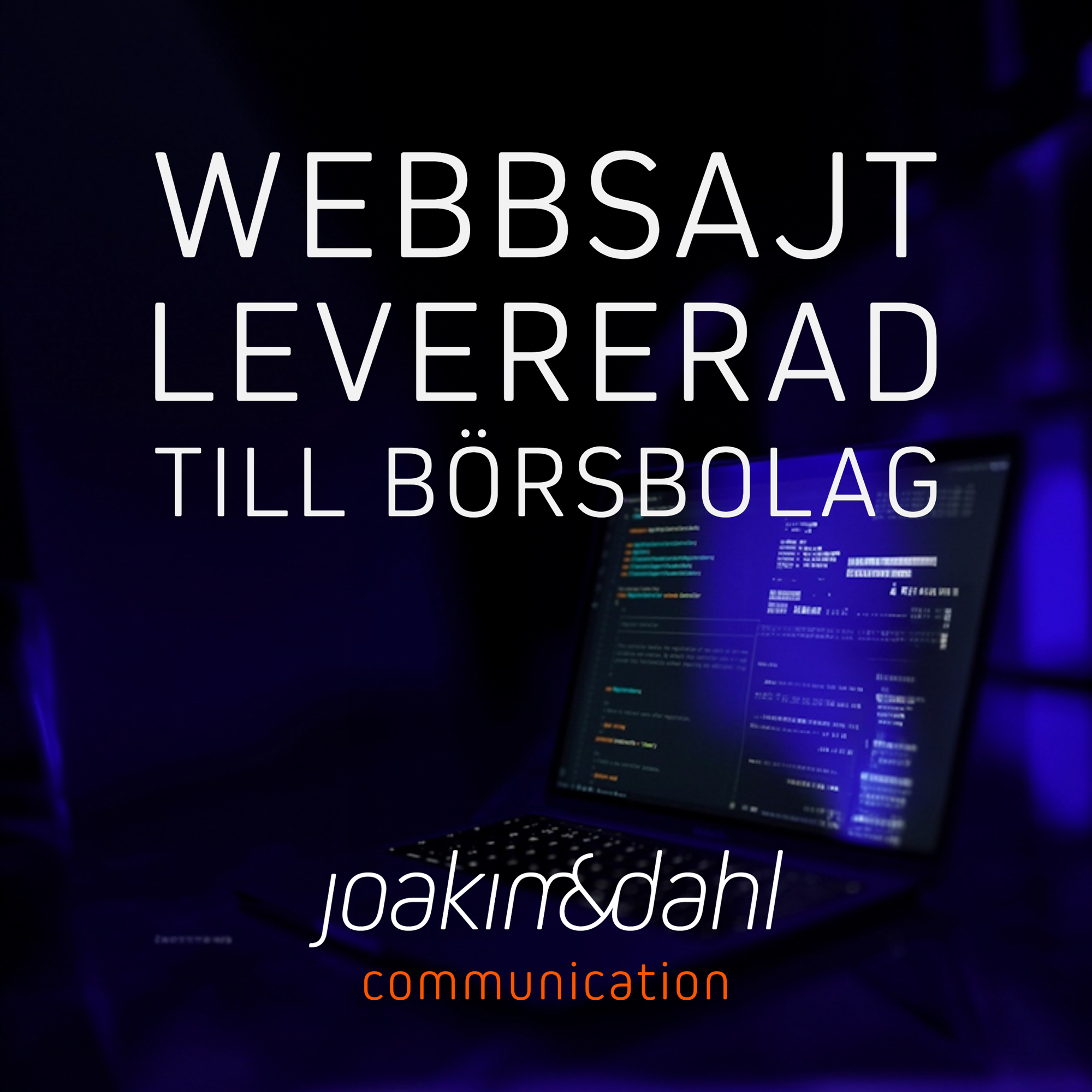 Bild som visar en laptops skärm med kod mot en mörk bakgrund. Texten 'Webbsajt levererad till börsbolag' står i stora vita bokstäver. Längst ner syns logotypen för Joakim & Dahl med ordet 'communication' markerat i orange.